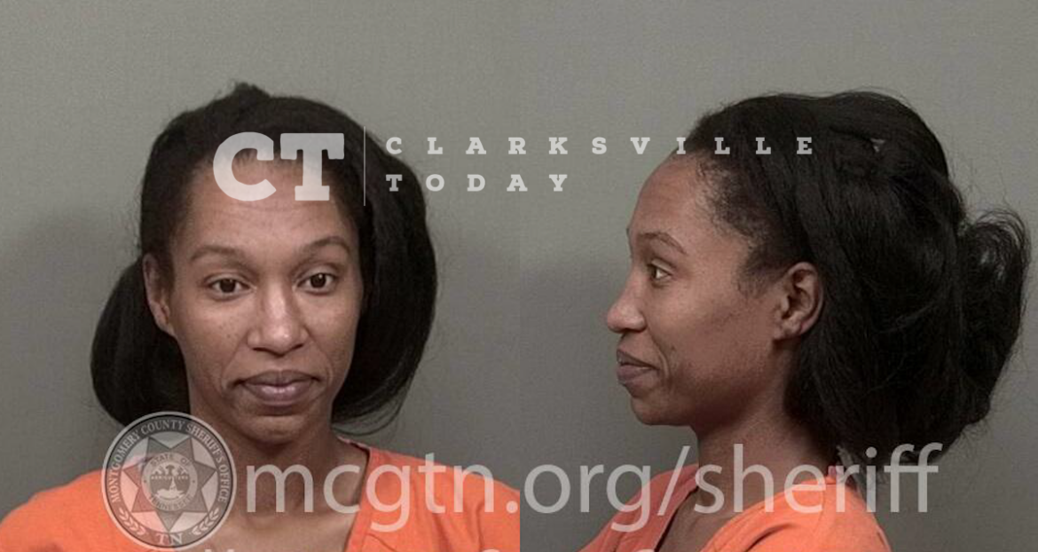 Kayla Ellis punches aunt with purple brass knuckles during argument